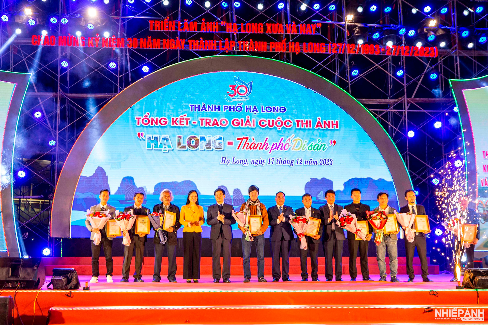 W_anh-5-lanh-dao-thanh-pho-ha-long-va-ban-to-chuc-trao-giai-thuong-cho-cac-tac-gia-.jpg