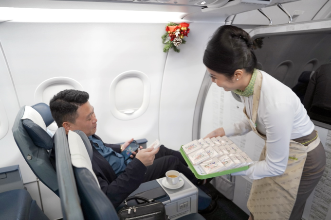 Tiếp viên Bamboo Airways tặng hành khách quà năm mới trên chuyến bay đầu năm. Ảnh: Bamboo Airways