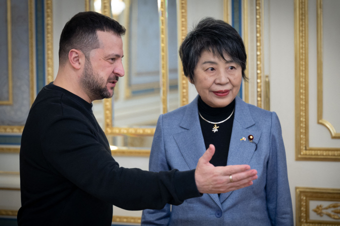 Tổng thống Ukraine Volodymyr Zelensky (trái) tiếp Ngoại trưởng Nhật Bản Yoko Kamikawa tại thủ đô Kiev ngày 7/1. Ảnh: AFP