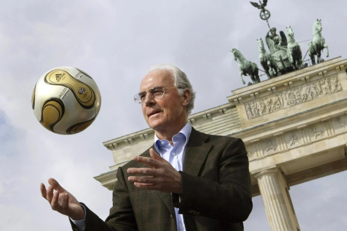 Beckenbauer trong buổi giới thiệu mẫu bóng vàng cho vòng chung kết World Cup 2006, tại Cổng thành  Brandenburg ở Berlin, Đức tháng 4/2006. Ảnh: dpa