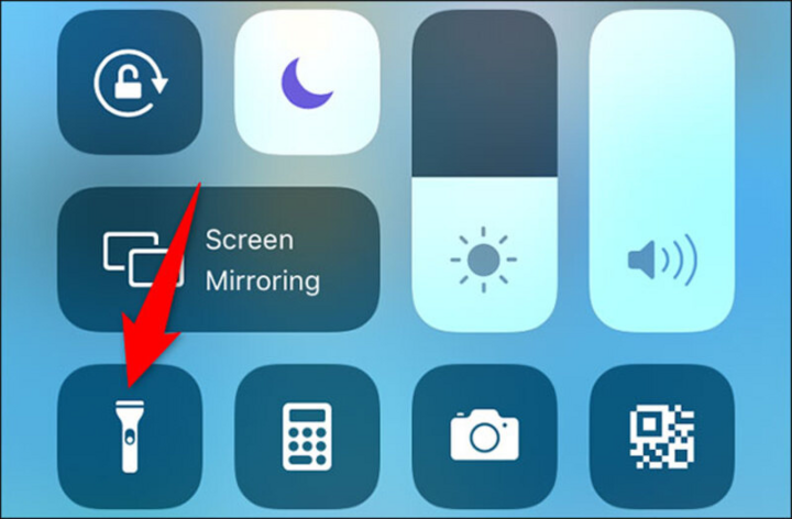 Nhấn và giữ vào biểu tượng đèn pin.