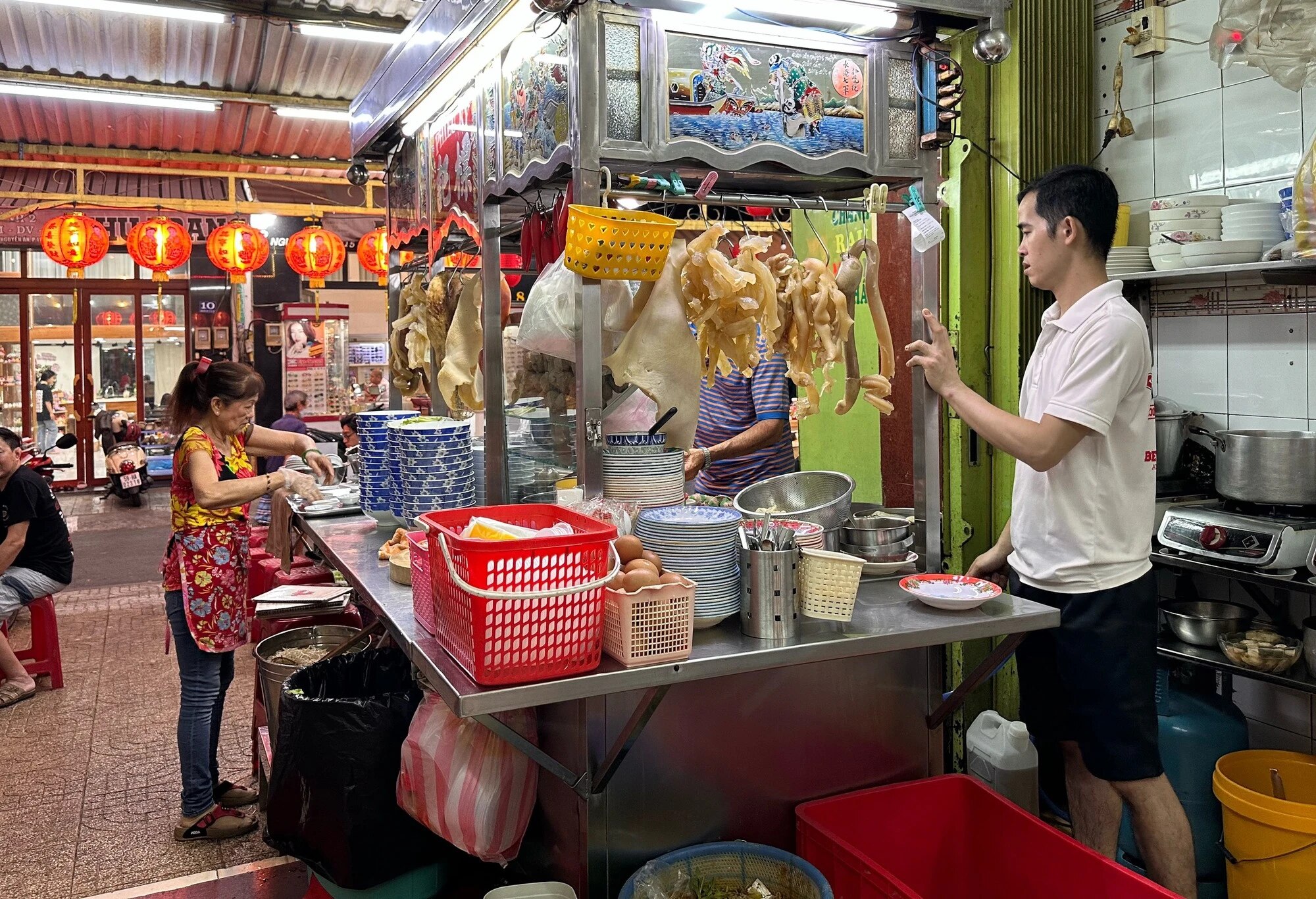 Người dân TP.HCM thắt chặt hầu bao, bớt ăn quán 'sang chảnh' để dành sắm tết- Ảnh 3.