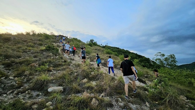 Người dân leo núi cô Tiên, TP Nha Trang. Ảnh: Tây Hòa