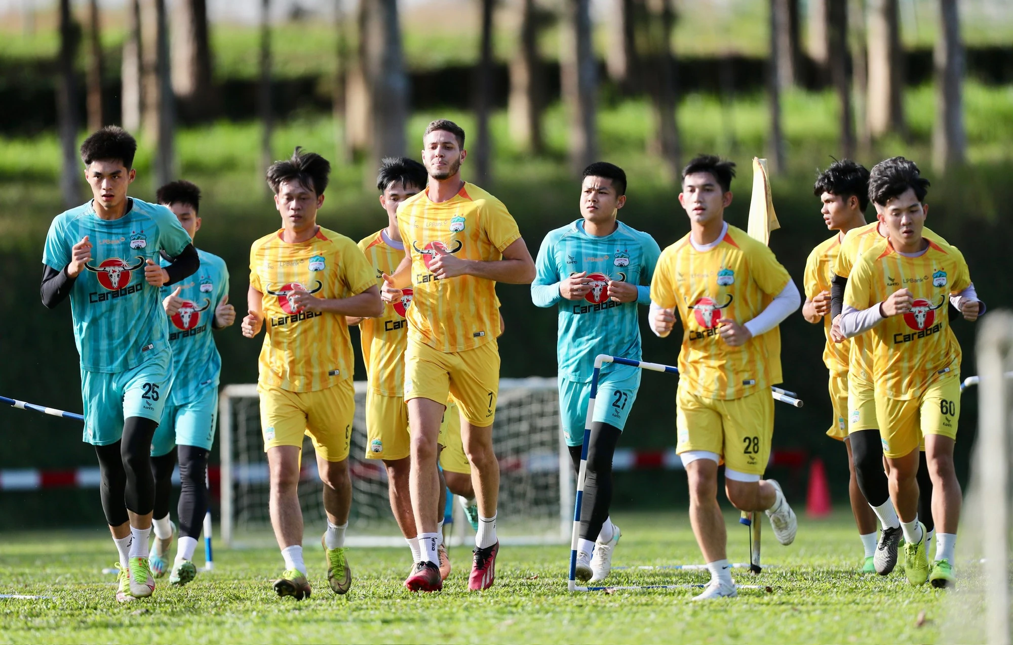 HAGL bắt đầu những ngày không có Kiatisak, HLV Vũ Tiến Thành gánh núi trên vai- Ảnh 8.