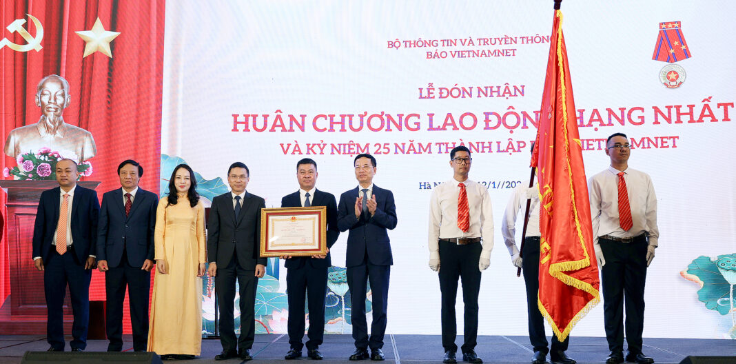 Báo VietNamNet nhận Huân chương Lao động hạng Nhất
