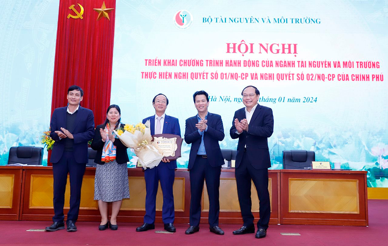 small_bt-khanh-tang-ky-niem-chuong-tri-an-ttr-nhan.jpg
