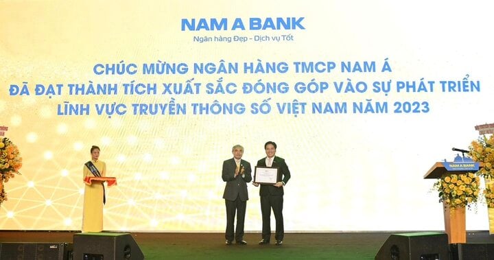 Đại diện Nam A Bank nhận bằng khen từ ông Nguyễn Minh Hồng – Nguyên Thứ trưởng Bộ TT&TT kiêm Chủ tịch Hội Truyền thông số Việt Nam.