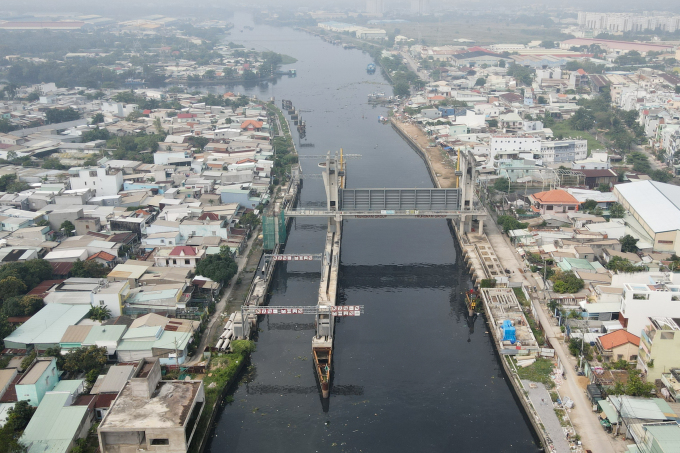 Đập ngăn triều chống ngập bến Phú Định, quận 6. Ảnh: Thanh Tùng