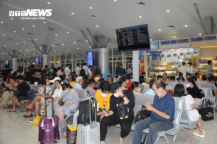 Cục hàng không cho biết, dù các hãng hàng không đã bổ sung thêm cả nghìn chuyến bay từ Hà Nội và TP.HCM tới các sân bay địa phương và ngược lại trên các chặng có tỷ lệ đặt chỗ cao, nhưng vé máy bay Tết vẫn hết nhanh.