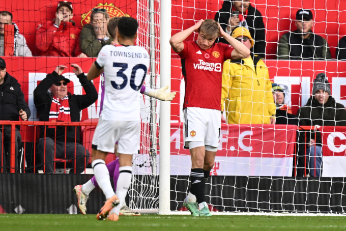 Tiền đạo Rasmus Hojlund tiếc nuối sau khi hỏng ăn trong trận thắng Luton 1-0 ở Ngoại hạng Anh trên sân Old Trafford ngày 11/11/2023. Ảnh: AFP