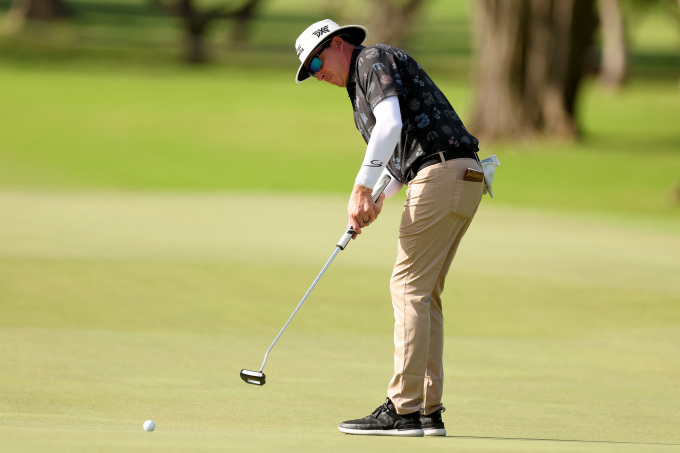 Joel Dahmen gạt ở hố 4 vòng đầu Sony Open trên sân Waialae, Honolulu, Hawaii ngày 11/1/2024. Ảnh: AFP