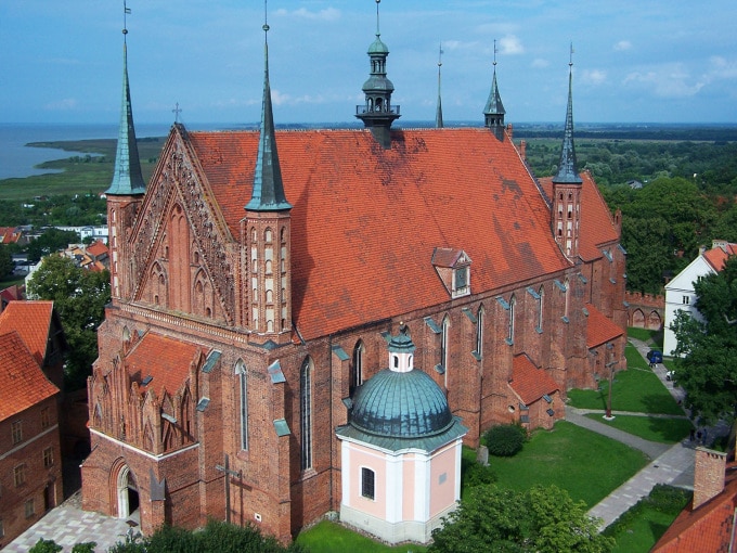 Nhà thờ Frombork, nơi chôn cất Copernicus. Ảnh: Lestat/Wikimedia