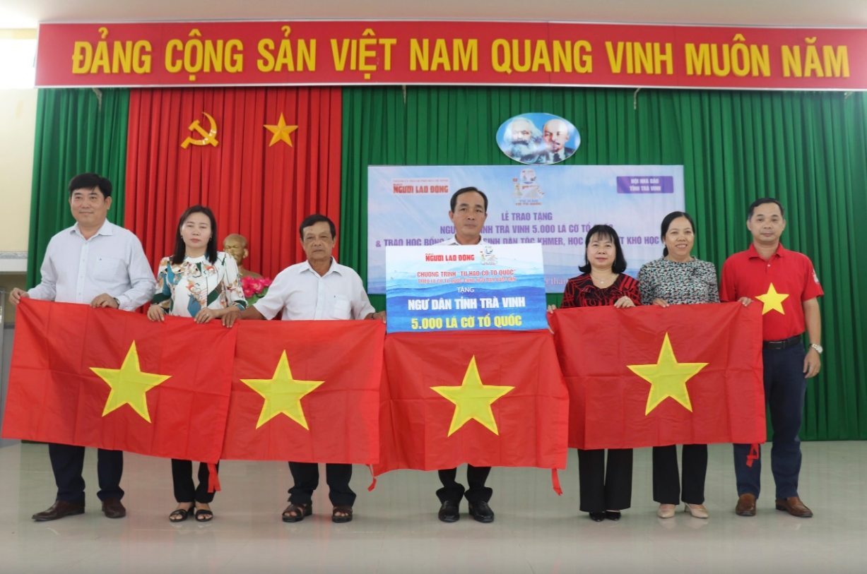 bao nguoi lao dong trao tang co to quoc cho ngu dan tinh tra vinh hinh 2