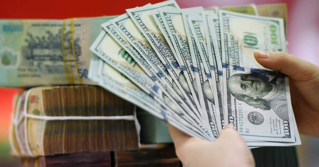 Bản tin tài chính sáng 18/1/2024: Giá vàng và dầu giảm, USD tiếp đà tăng