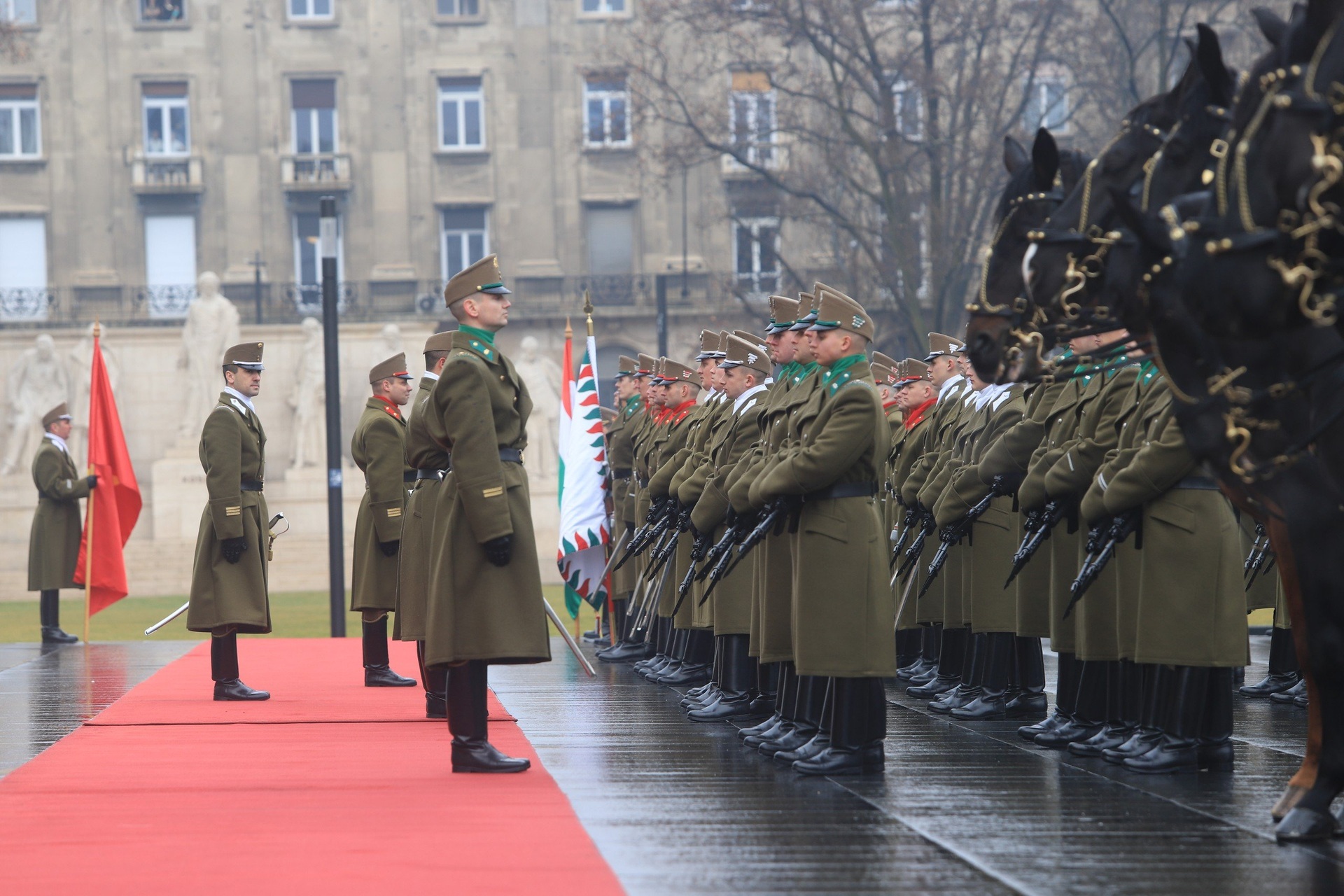 Lễ đón chính thức Thủ tướng Phạm Minh Chính tại Hungary - 4