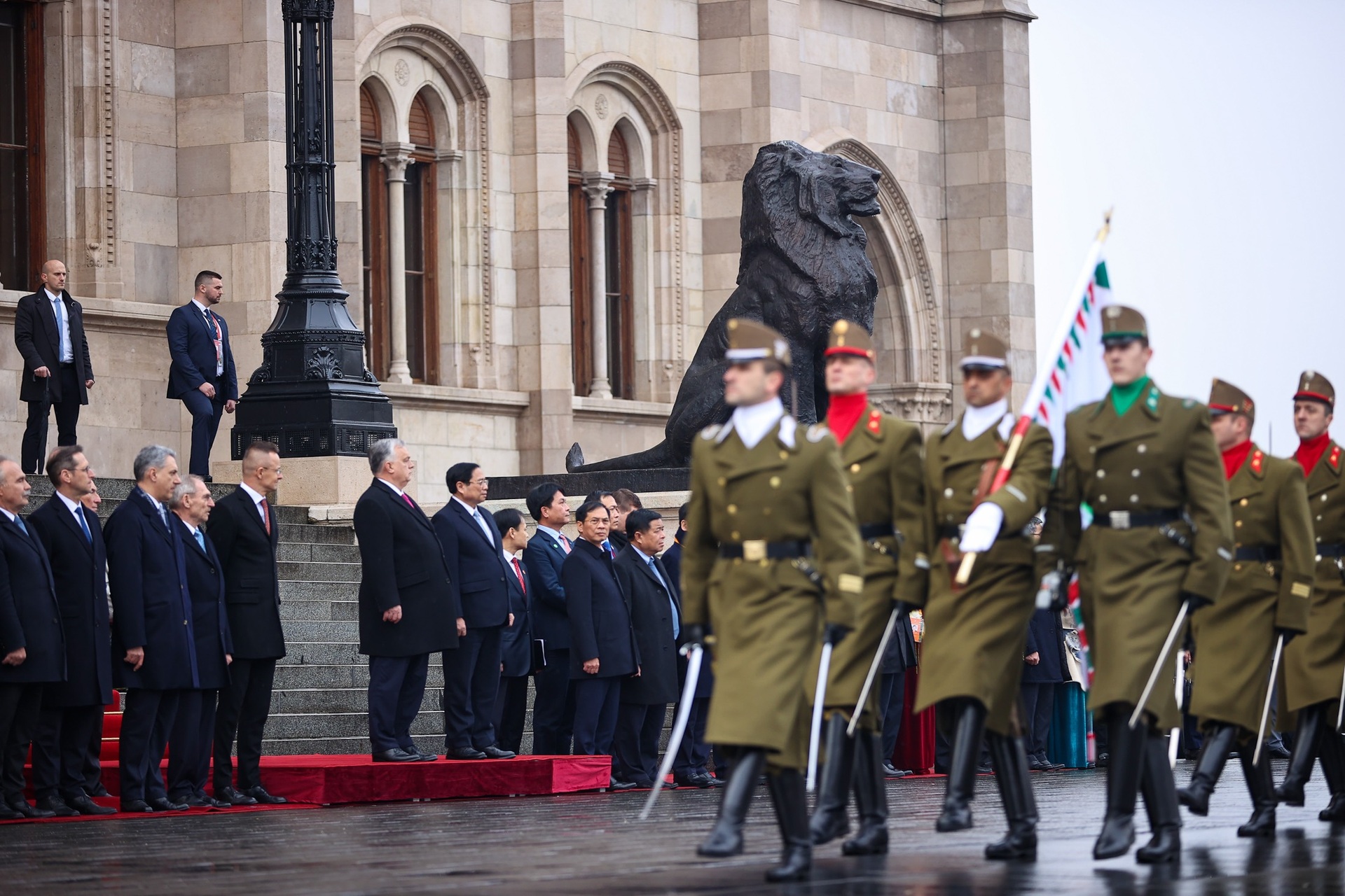 Lễ đón chính thức Thủ tướng Phạm Minh Chính tại Hungary - 10