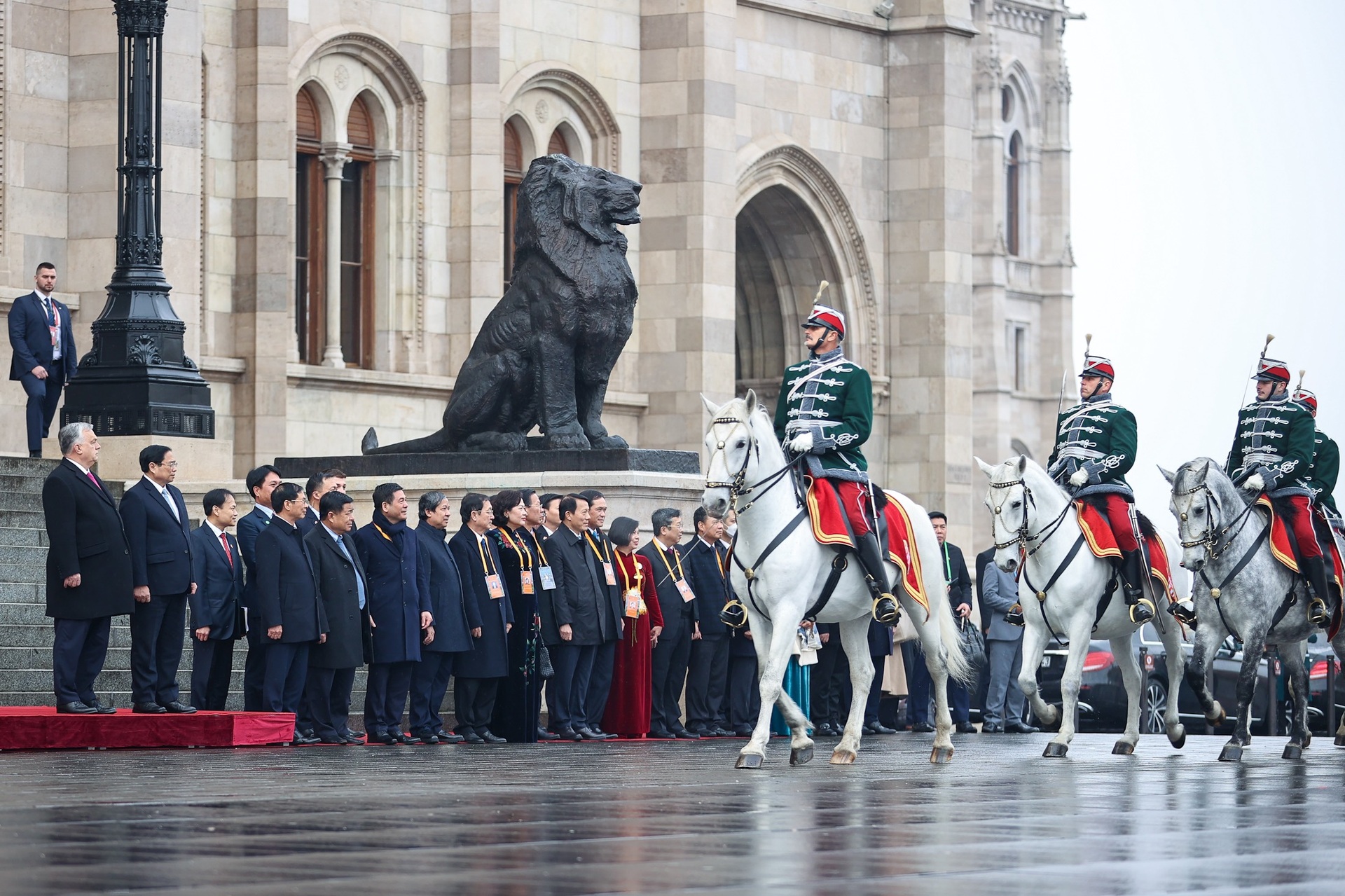 Lễ đón chính thức Thủ tướng Phạm Minh Chính tại Hungary - 13