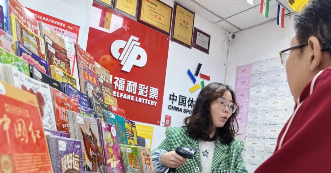 Người mua xổ số Trung Quốc ôm mộng thành triệu phú nhờ AI