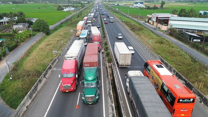 Cao tốc TP HCM - Trung Lương ùn tắc kéo dài sau hai vụ tai nạn liên tiếp. Ảnh: Hoàng Nam