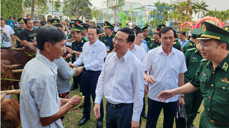 Chủ tịch nước Võ Văn Thưởng tham dự chương trình 'Xuân biên phòng ấm lòng dân bản' tại Hà Tiên- Ảnh 2.