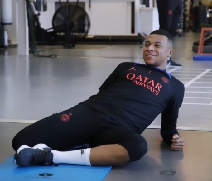 Mbappe tập gym trong phòng tập của PSG ở đại bản doanh Camp des Loges, Paris chỉ ba ngày sau trận chung kết World Cup 2022. Ảnh: Instagram @k.mbappe