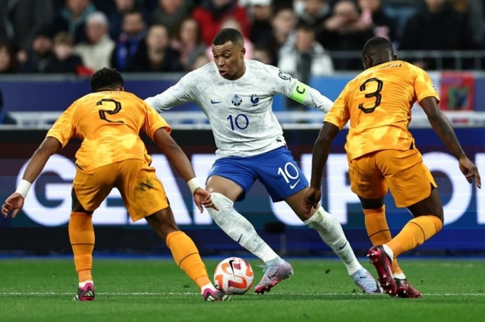 Mbappe đi bóng trong trận thắng Hà Lan 4-0 ở vòng loại Euro 2024 ngày 24/3/2023 tại Paris - trận đầu tiên sau khi anh được bổ nhiệm làm đội trưởng tuyển Pháp. Ảnh: AFP