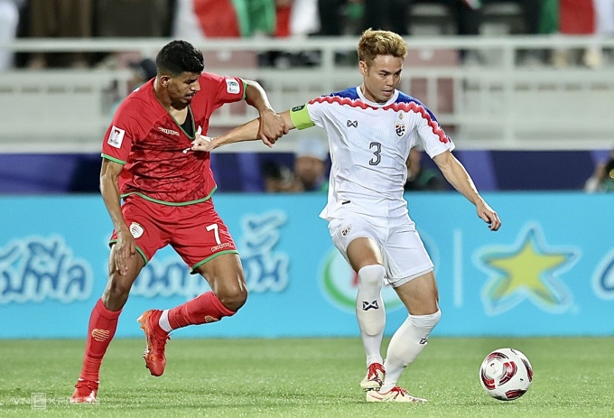 Thái Lan (áo trắng) hoà Oman (áo đỏ) 0-0, ở lượt trận thứ hai bảng F Asian Cup 2023. Ảnh: Lâm Thoả