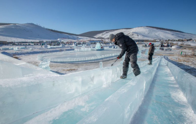 Các nghệ sĩ đang tạo tác phẩm trên băng trong lễ hội. Ảnh: Ministry of Environment and Tourism, Government of Mongolia