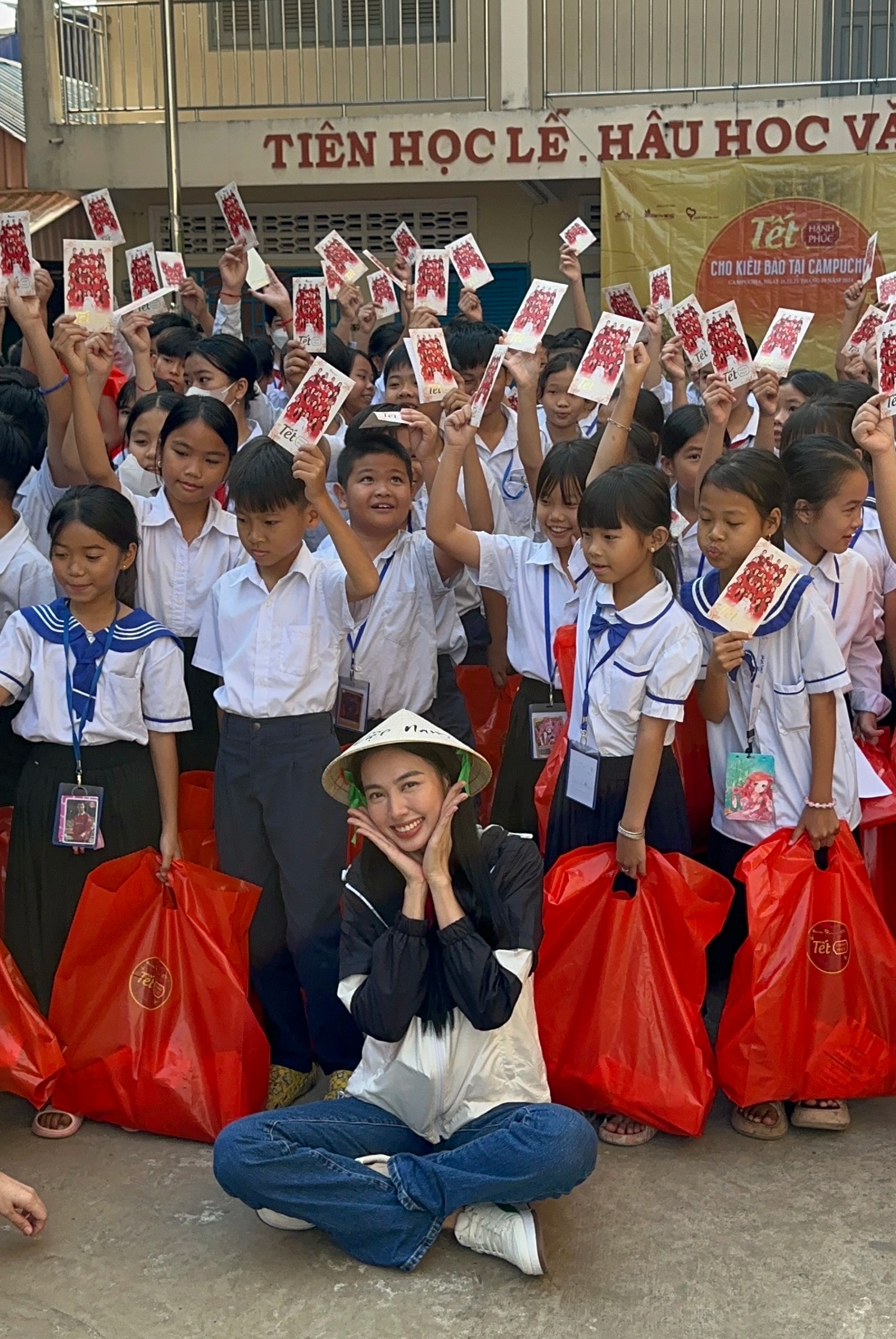 Thùy Tiên mang Tết hạnh phúc đến với bà con người gốc Việt Nam tại Campuchia- Ảnh 7.