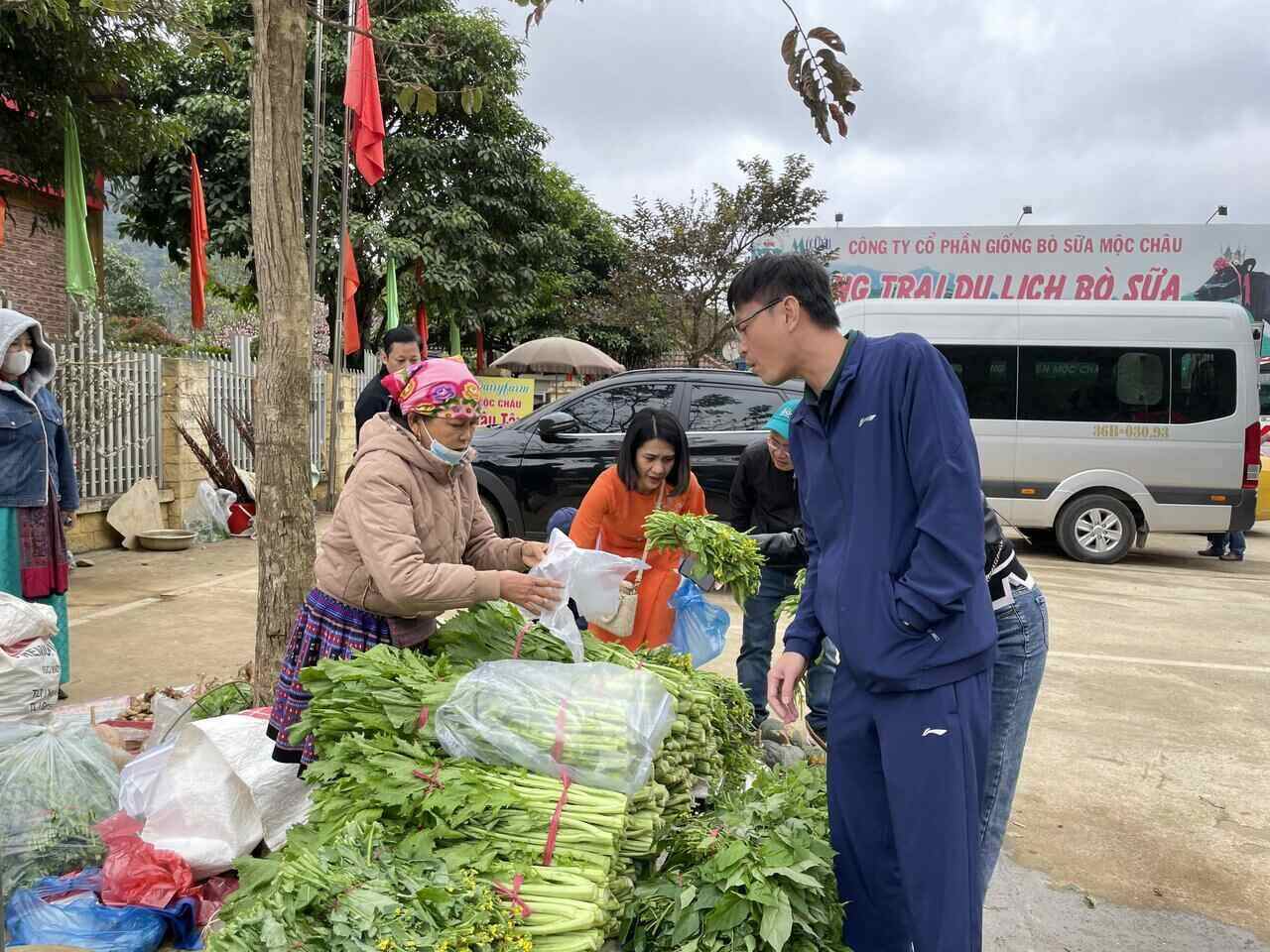 Rau cải mèo, cải ngồng có giá 10.000/bó được du khách ưa chuộng. Ảnh: Khánh Linh