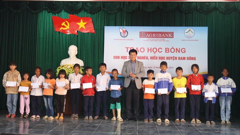 nha-bao-le-van-toa-chu-tich-hoi-nha-bao-tinh-lam-dong-trao-hoc-bong-cho-hoc-sinh-9521.jpg