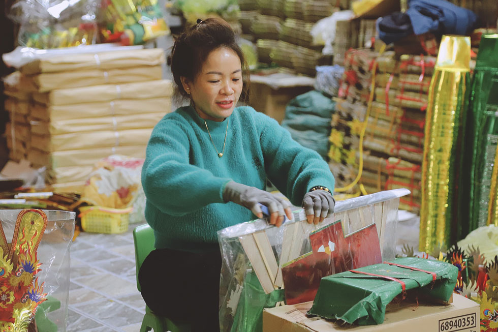 Chị Thao đóng hàng vận chuyển đi các tỉnh. Ảnh: HẢI ĐĂNG