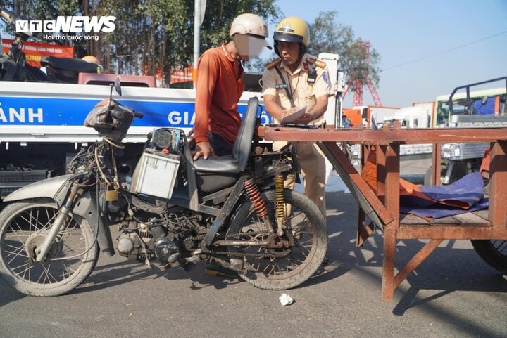 Chiếc xe gắn máy tự chế của ông H không có đèn tín hiệu, không có hệ thống báo hãm, không có gương chiếu hậu.