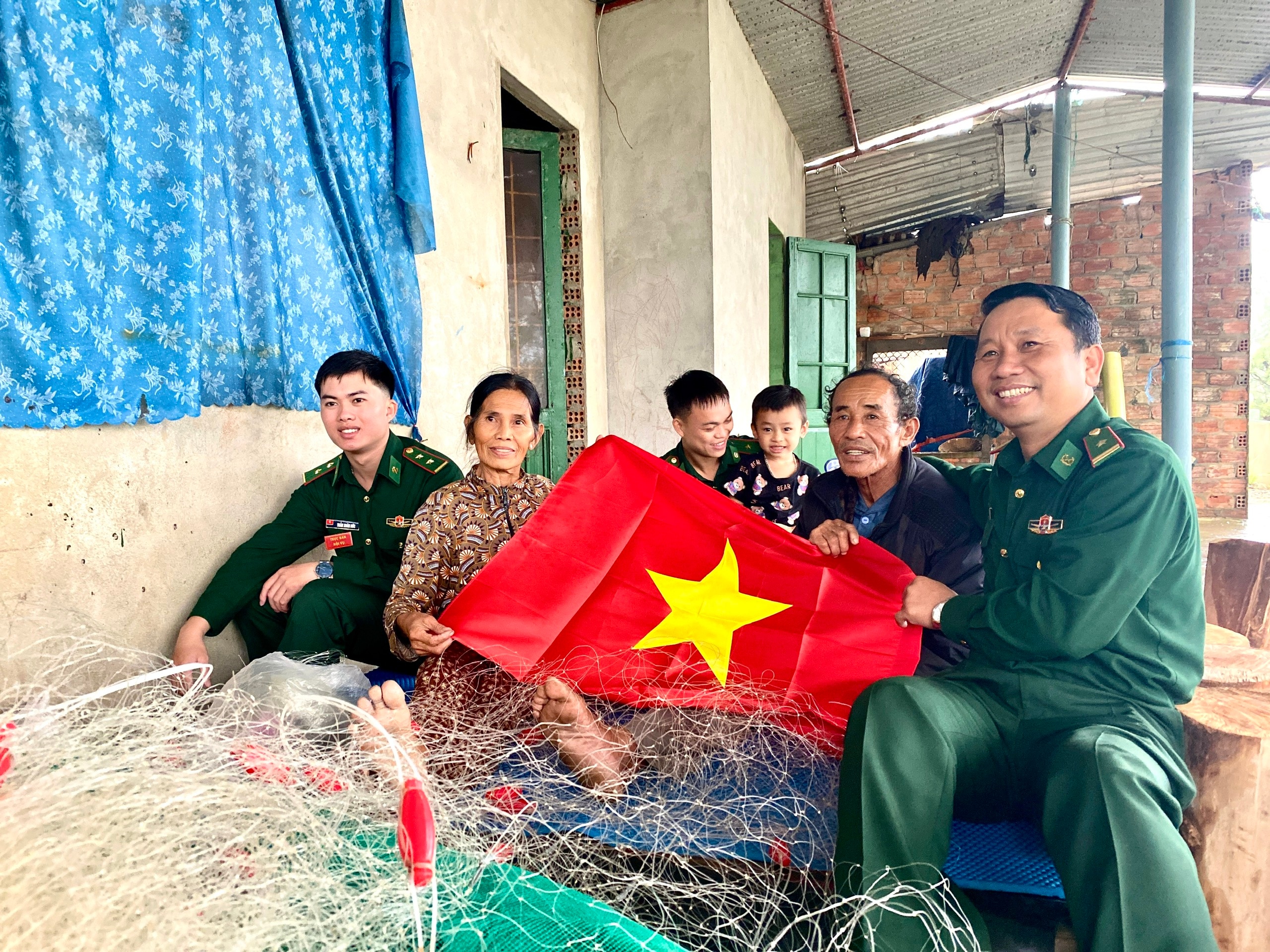 Xuân biên phòng ấm lòng dân bản: Không để ai bị bỏ lại phía sau- Ảnh 4.