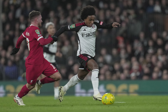 Tiền đạo Fulham Willian đi bóng trong trận hòa Liverpool 1-1 ở lượt về bán kết Cup Liên đoàn Anh trên sân Craven Cottage, London ngày 24/1. Ảnh: AP