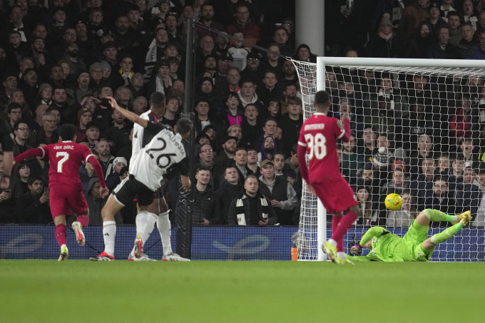 Tiền đạo Luis Diaz (số 7) mừng sau khi ghi bàn mở tỷ số cho Liverpool trong trận hòa Fulham ở lượt về bán kết Cup Liên đoàn Anh trên sân Craven Cottage, London ngày 24/1. Ảnh: AP