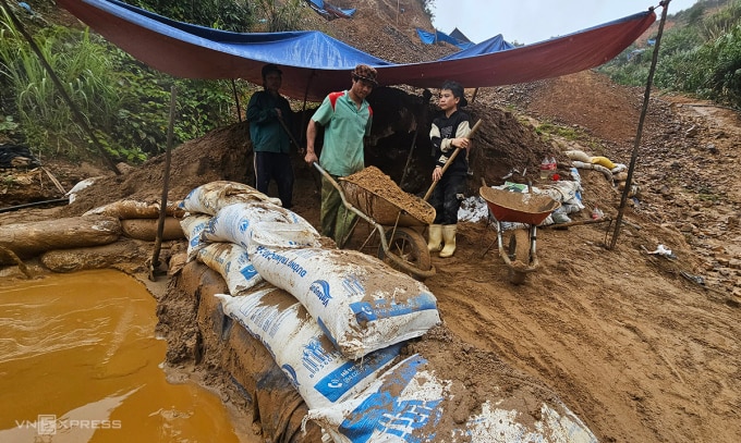 Phu vàng chở xái quặng cho vào bế ủ để lọc lấy vàng. Ảnh: Đắc Thành