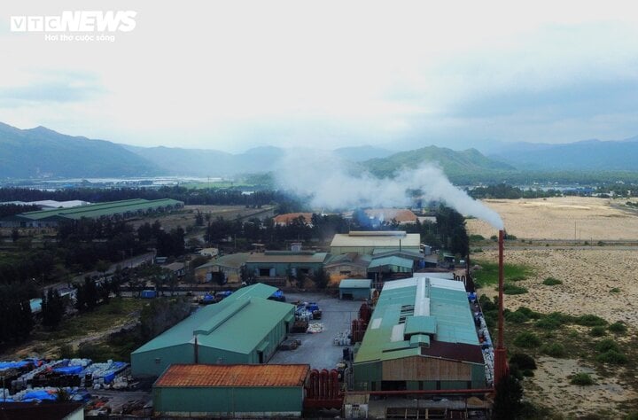 Hàng ngày, các công ty trong khu công nghiệp xả khí thải ra môi trường có mùi hôi, khét bay về hướng nhà dân.