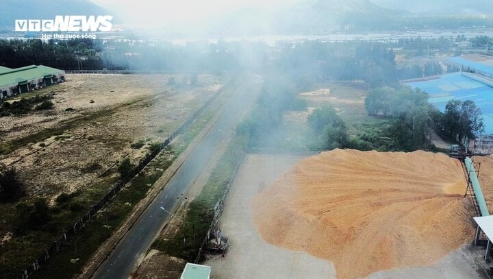 Mỗi ngày, khói bụi của các công ty thải ra quyện vào nhau như lớp sương mù bay thẳng vào nhà người dân.