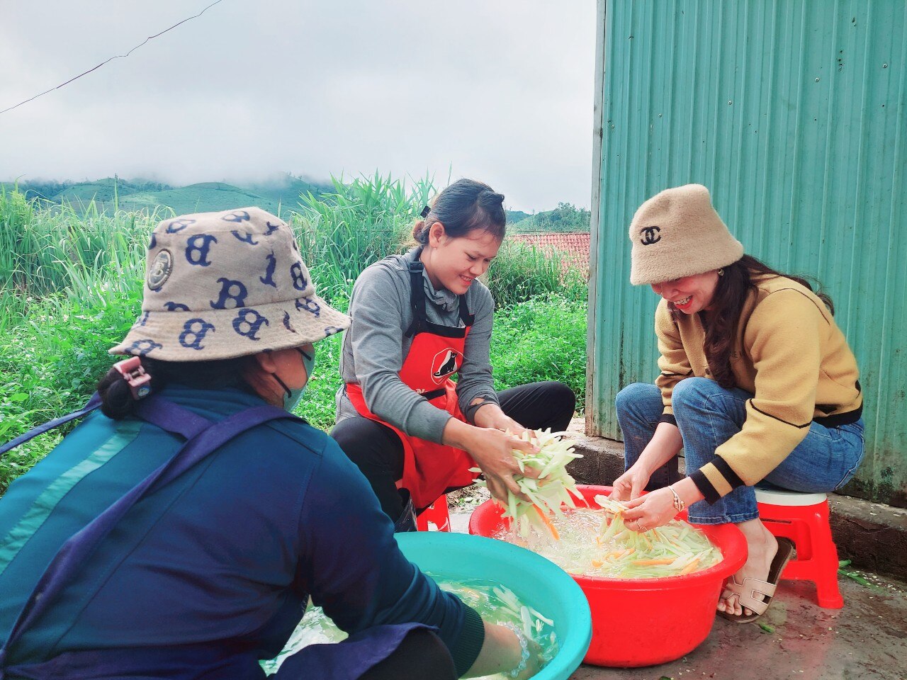 Giữ chân học sinh bằng bữa cơm &quot;cô nuôi&quot; - Ảnh 2.