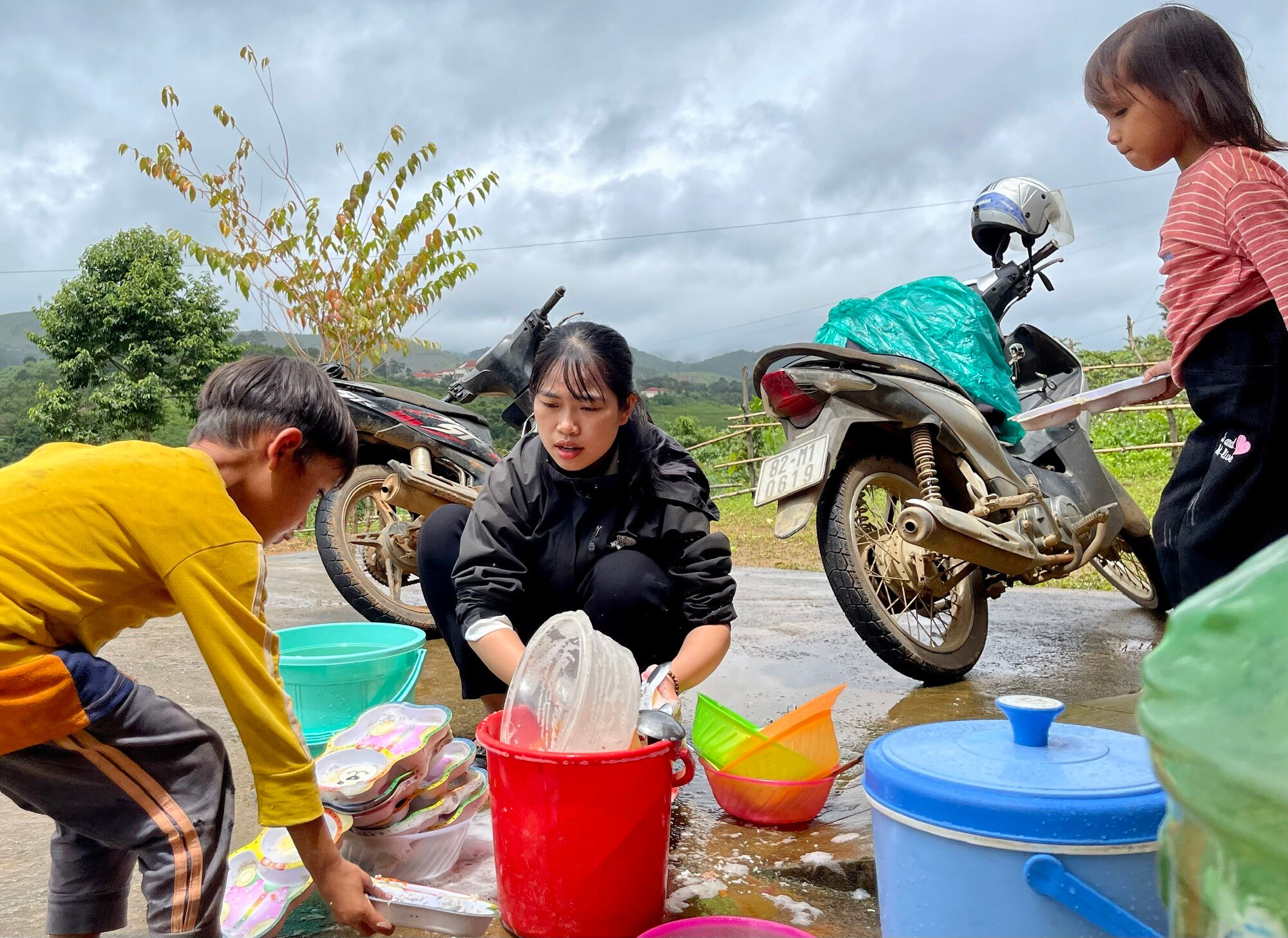 Giữ chân học sinh bằng bữa cơm &quot;cô nuôi&quot; - Ảnh 6.