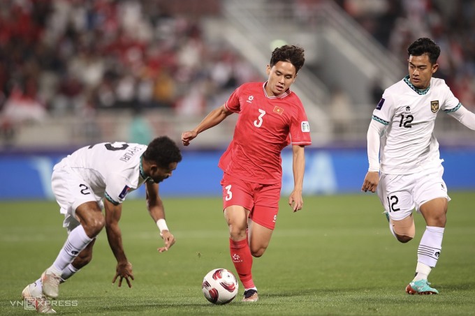 Võ Minh Trọng (đỏ) đi bóng trong sự đeo bám của các cầu thủ Indonesia ở lượt hai bảng D Asian Cup ngày 19/1/2024. Ảnh: Lâm Thoả