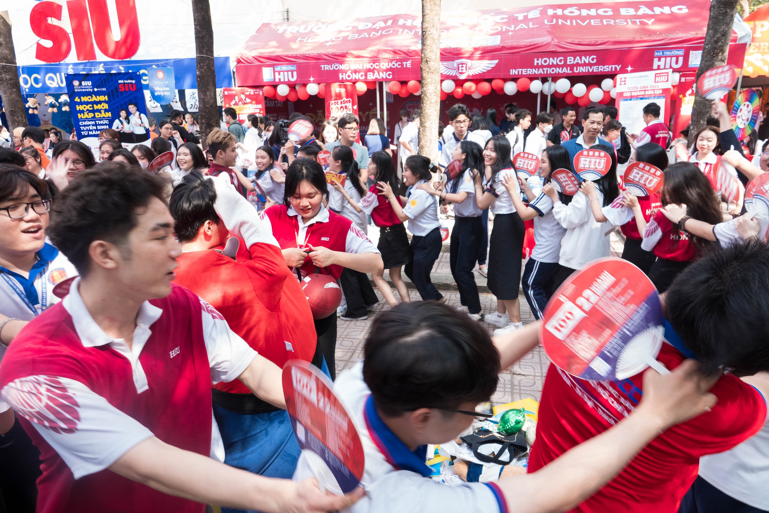 Học sinh Đồng Nai ‘quẩy hết mình’: ‘Đua tài’ văn nghệ, không ngừng hát nhảy tưng bừng- Ảnh 5.