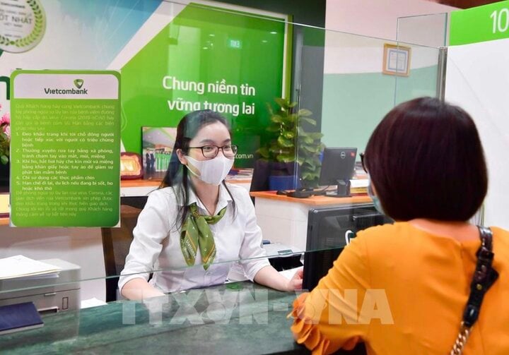 Khách hàng giao dịch tại Hội sở chính Vietcombank. (Ảnh: Trần Việt/TTX)