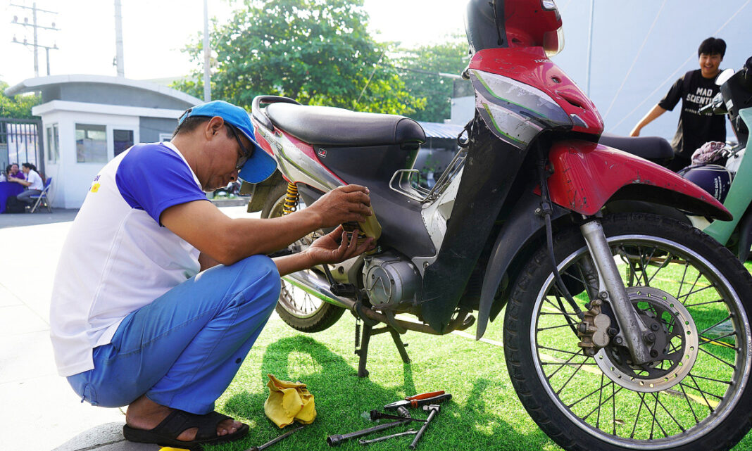 Sửa miễn phí hơn nghìn xe máy cho công nhân về Tết