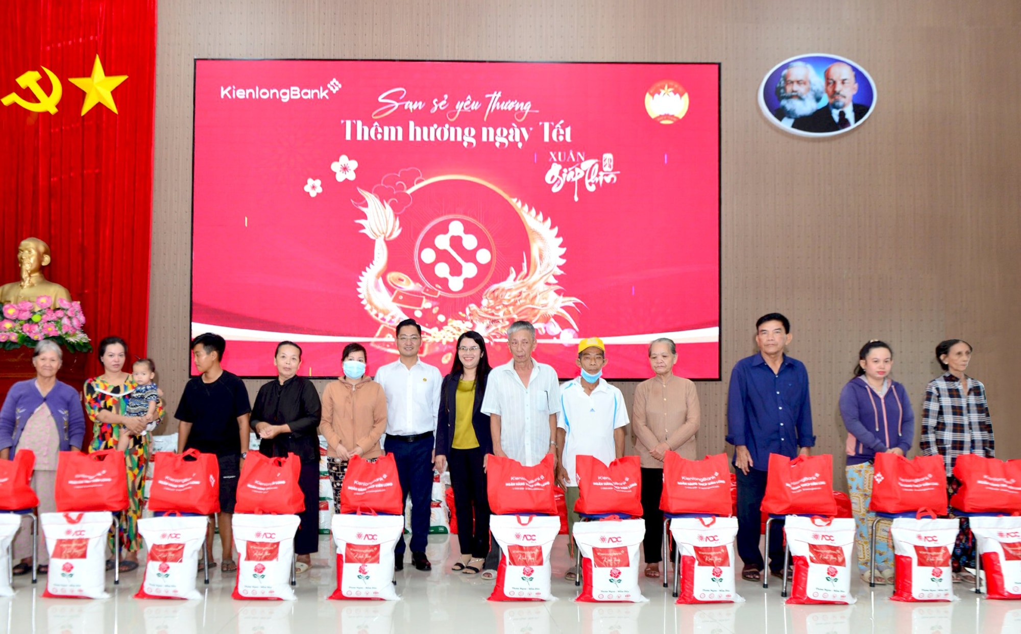 kienlongbank trao tang hon 8000 phan qua cho ba con don tet giap thin 2024 hinh 2