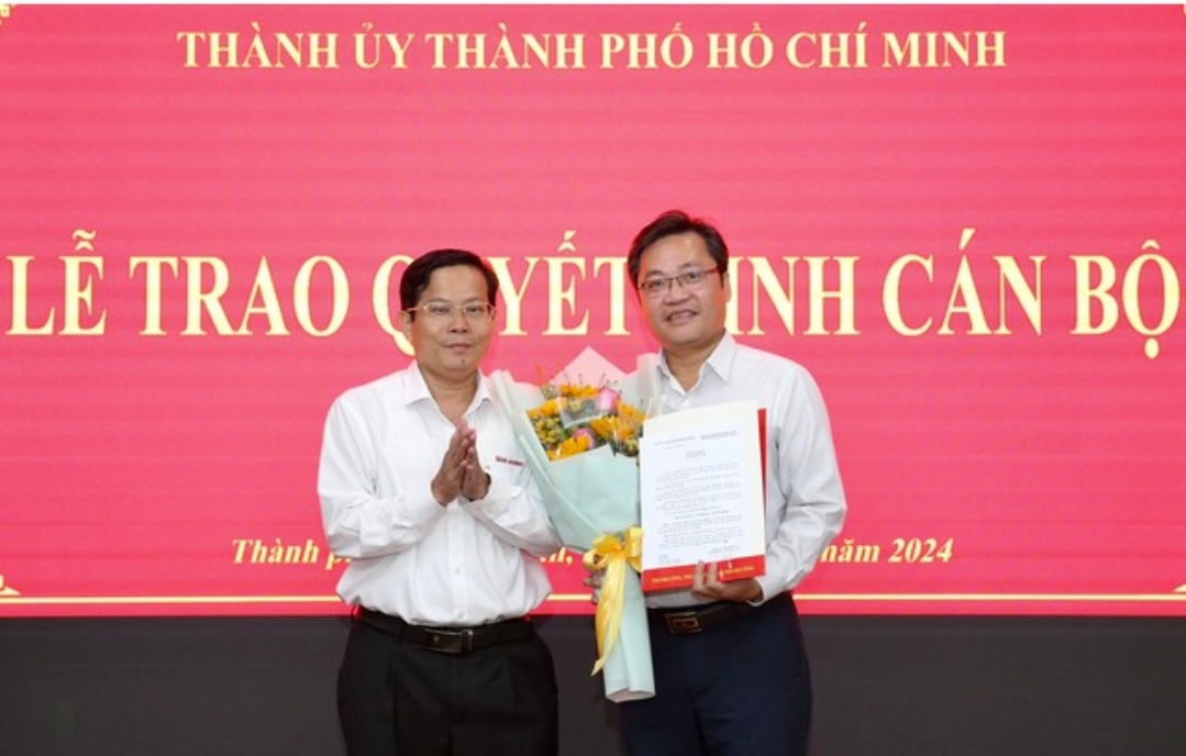 thanh uy tp hcm trao quyet dinh bo nhiem pho tong bien tap bao nguoi lao dong hinh 2