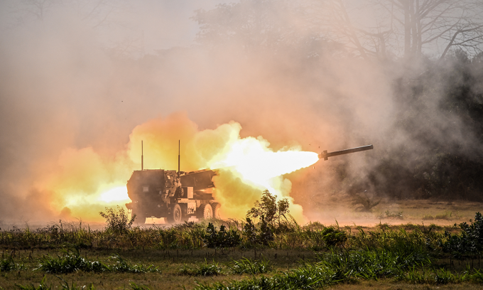 Pháo phản lực HIMARS Mỹ khai hỏa trong cuộc tập trận chung ở Indonesia tháng 9/2023. Ảnh: AFP