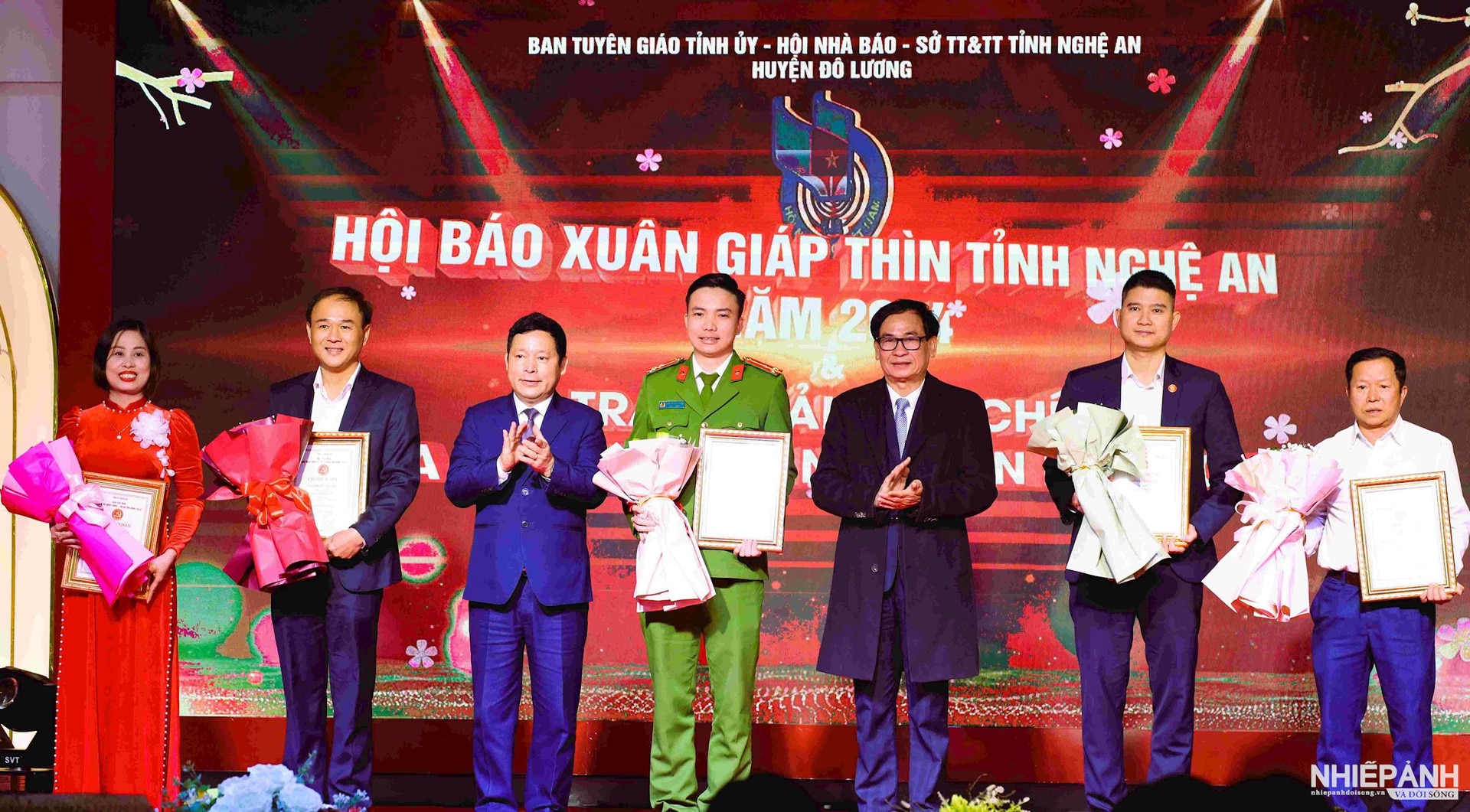 W_le-quoc-khanh-va-pho-truong-ban-tuyen-giao-vo-van-dung-trao-giai-thuong-tac-pham-chuyen-de-xuat-sac-ve-de-tai-xay-dung-dang.jpg