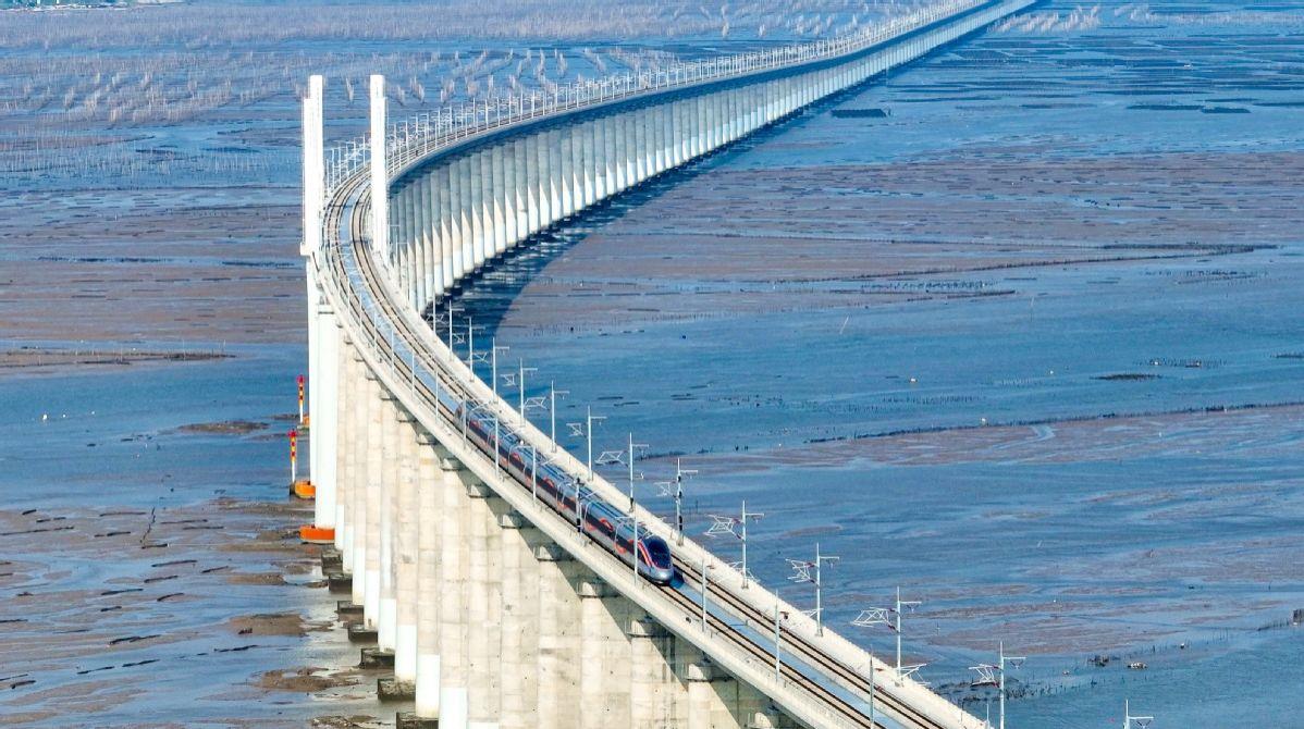 Tuyến đường sắt cao tốc này có tổng chiều dài 277,42km. Ảnh: China Daily